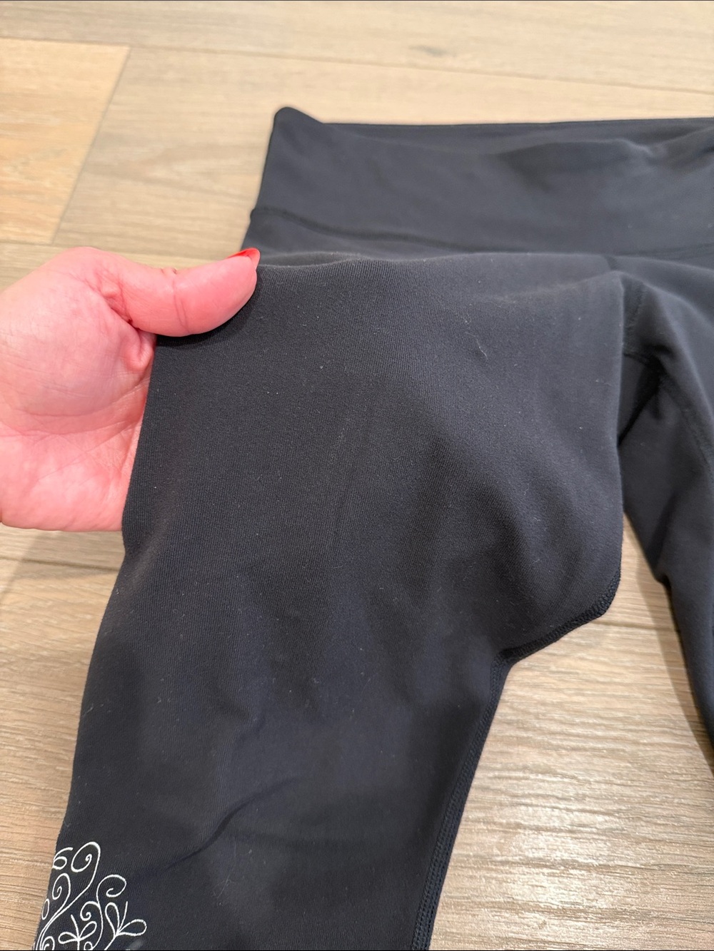 LULULEMON Black Mid Rise Wanderlust Tree Print Cotton Crop Active Capri Size 8 - Picture 3 of 6